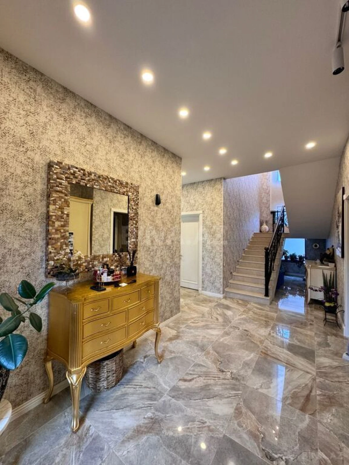 Satılır 6 otaqlı həyət evi 300 m²