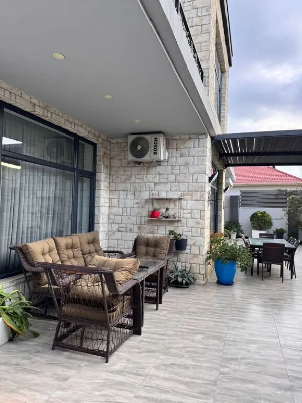 Satılır 6 otaqlı həyət evi 300 m²