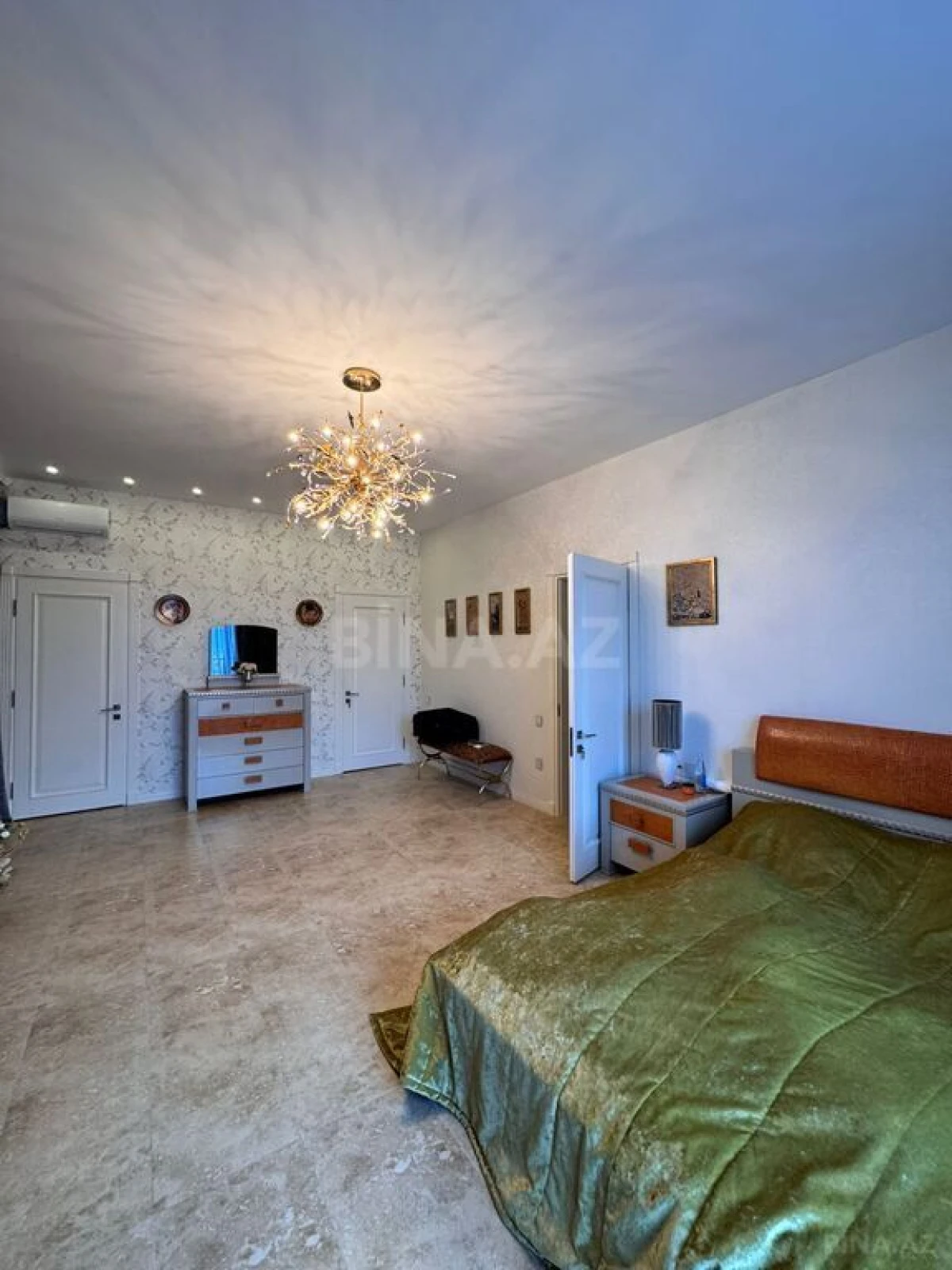 Satılır 6 otaqlı həyət evi 300 m²