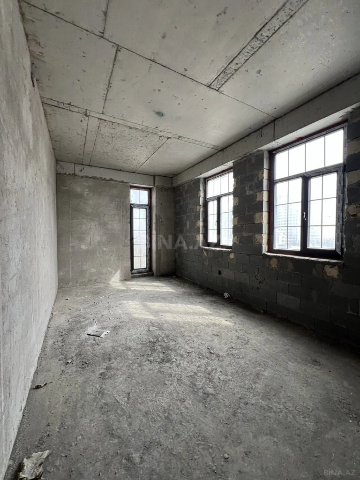 Satılır 4 otaqlı mənzil 173 m²