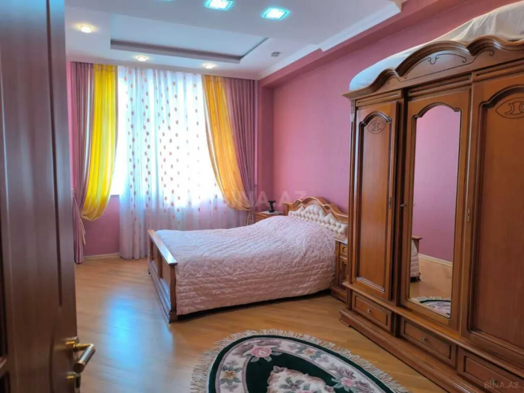 Satılır 3 otaqlı mənzil 145 m²