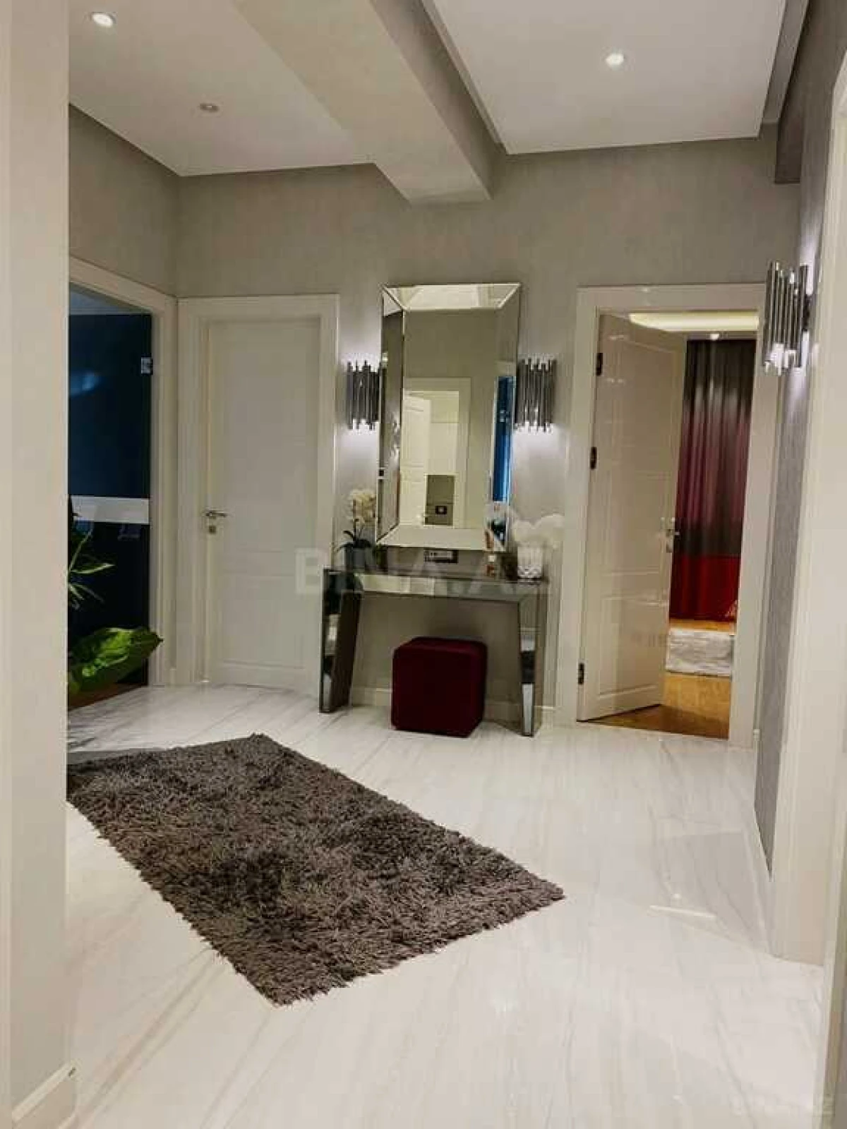 Kirayə verilir 4 otaqlı mənzil 190 m²