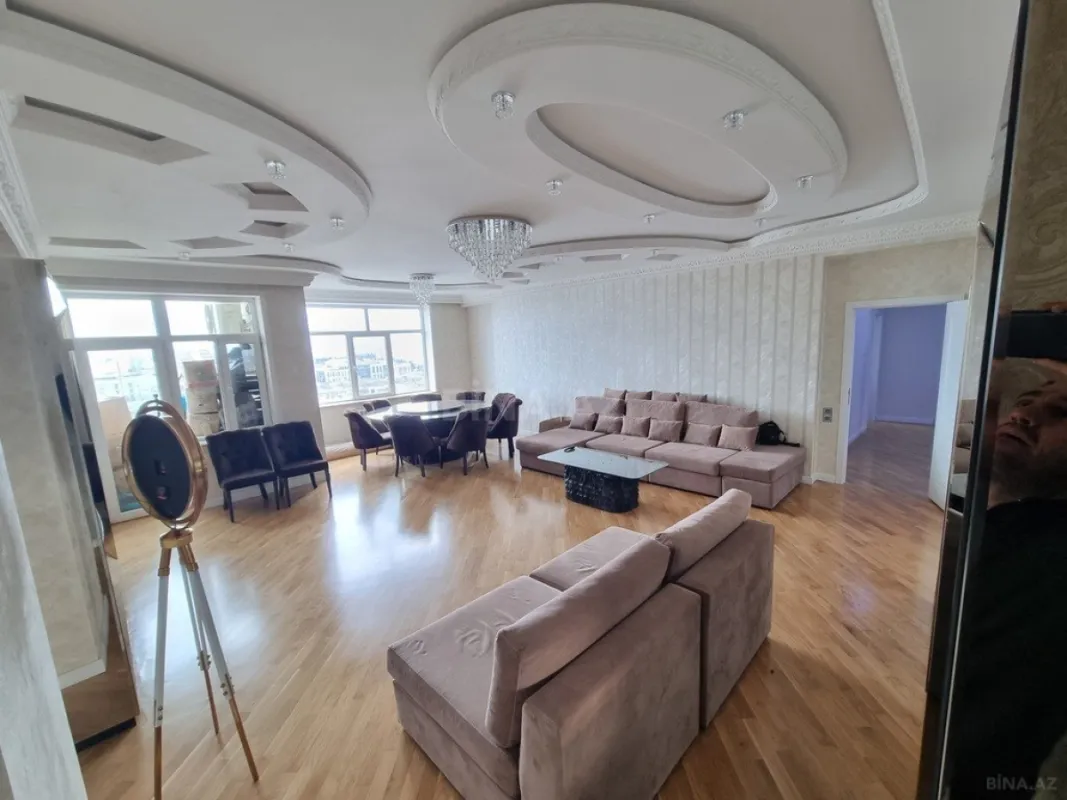 Satılır 3 otaqlı mənzil 143 m²