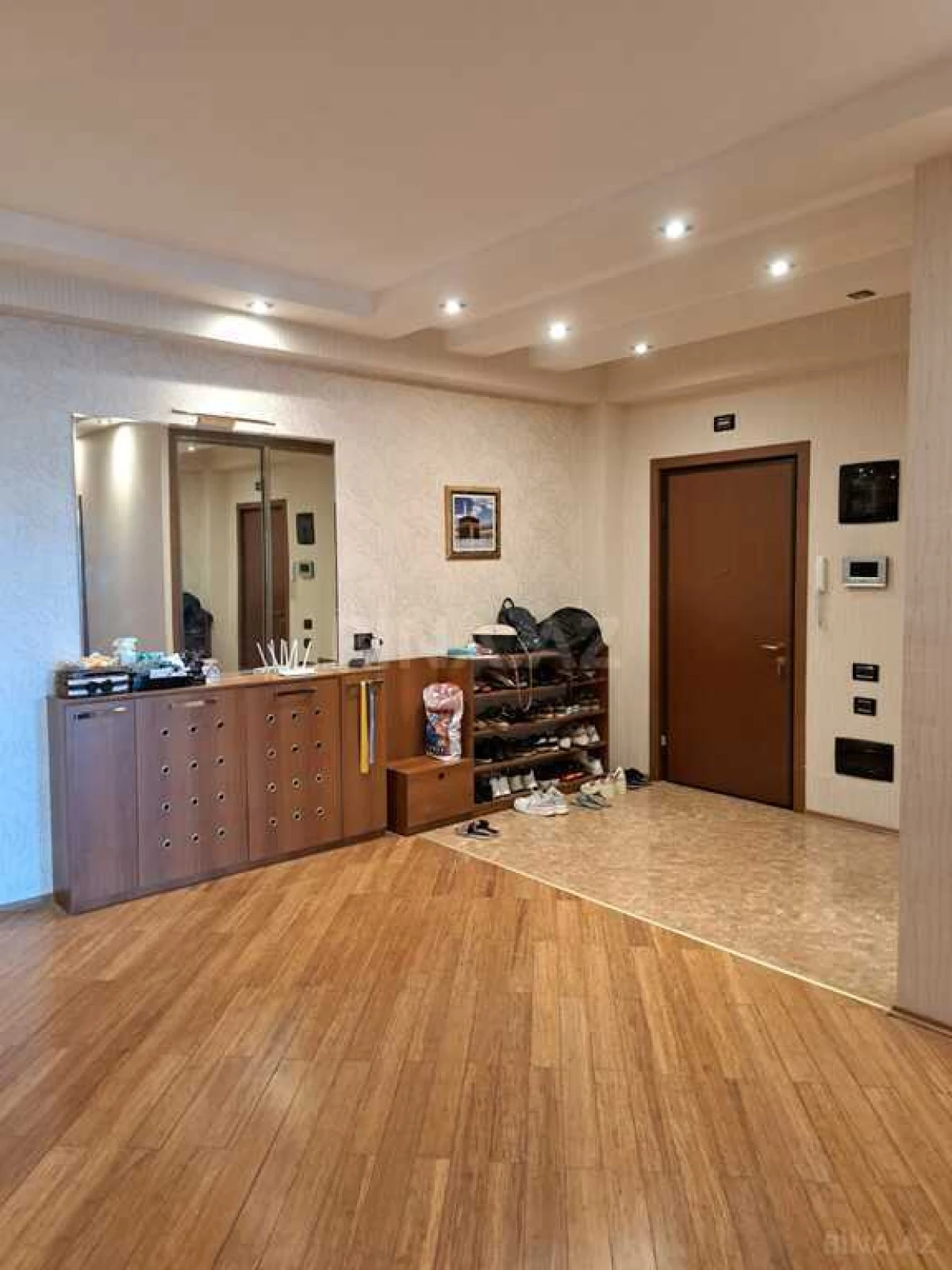 Satılır 3 otaqlı mənzil 152 m²