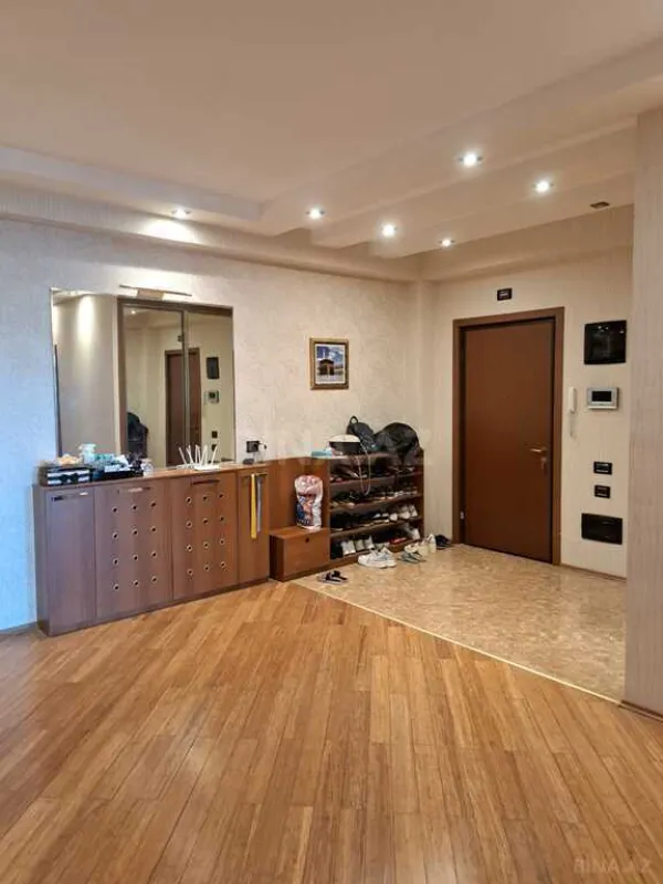 Satılır 3 otaqlı mənzil 152 m²