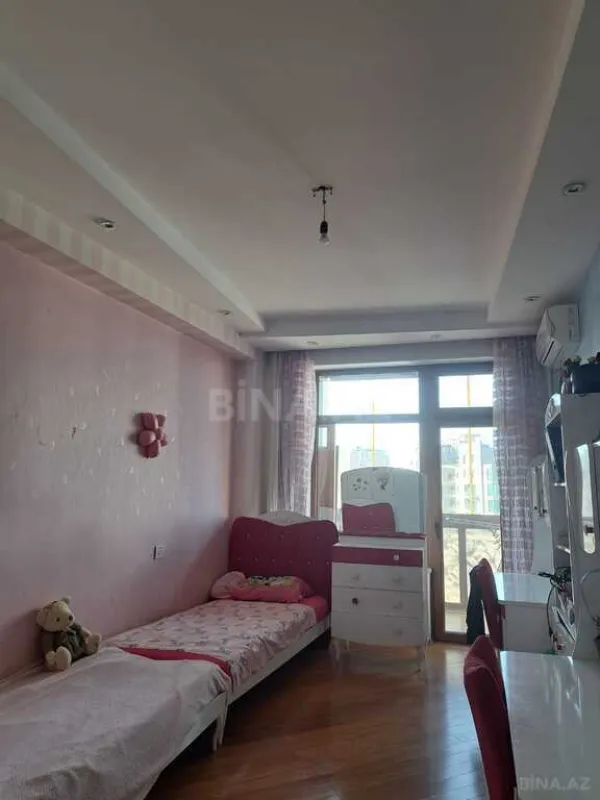 Satılır 3 otaqlı mənzil 152 m²