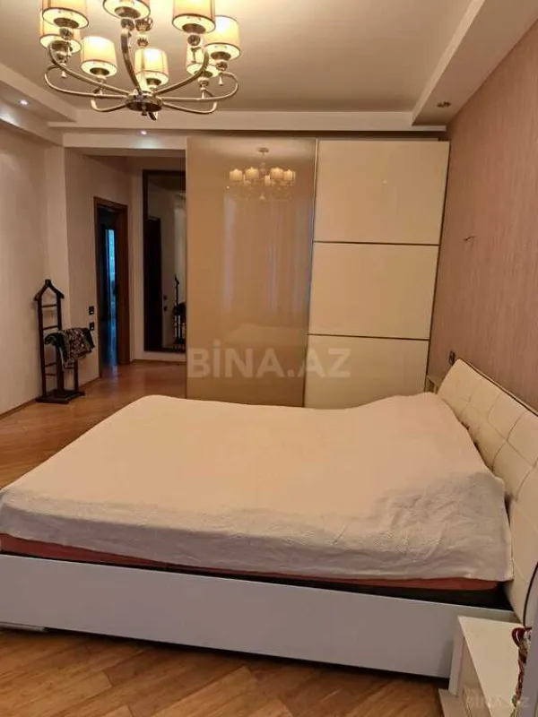 Satılır 3 otaqlı mənzil 152 m²