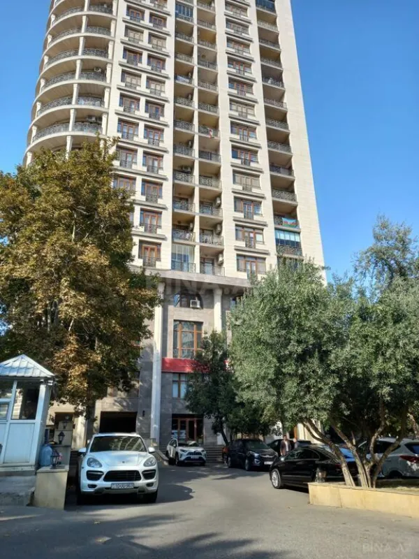 Satılır 3 otaqlı mənzil 152 m²