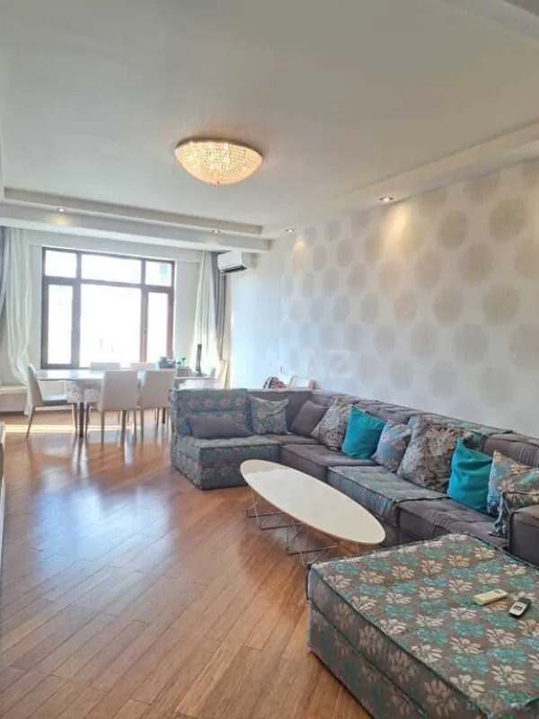 Satılır 3 otaqlı mənzil 152 m²
