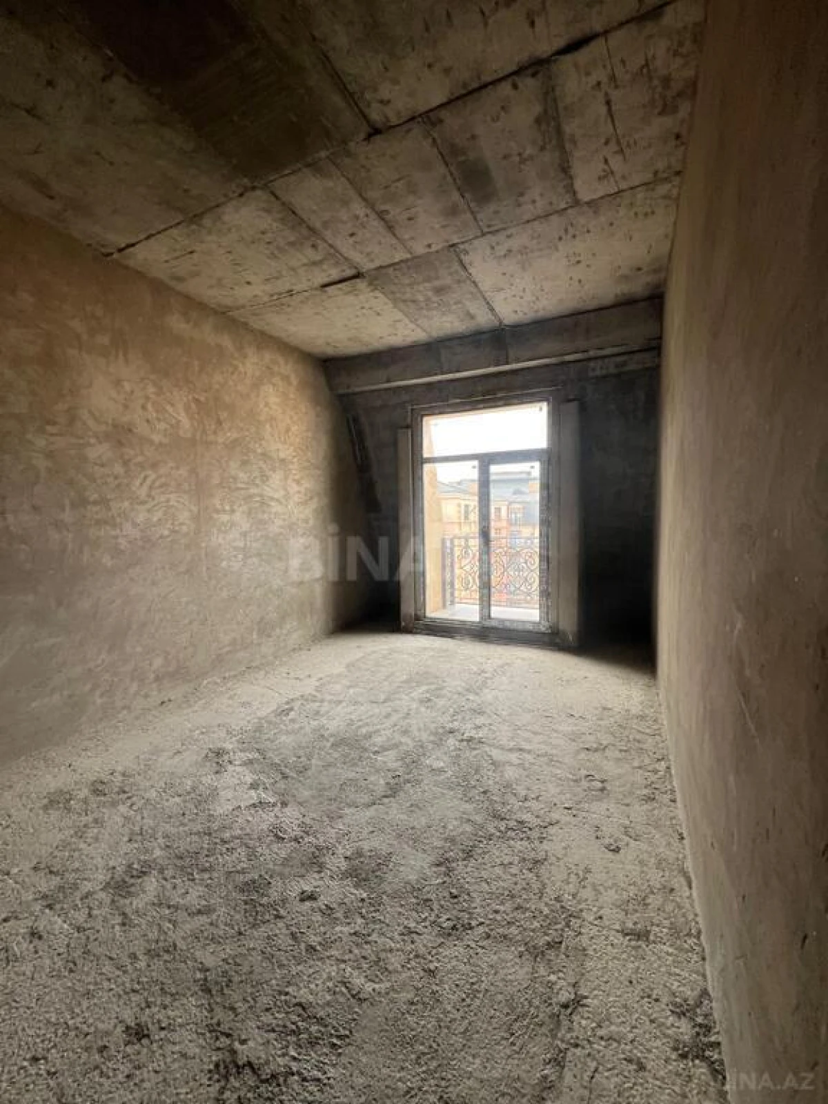 Satılır 4 otaqlı mənzil 163 m²