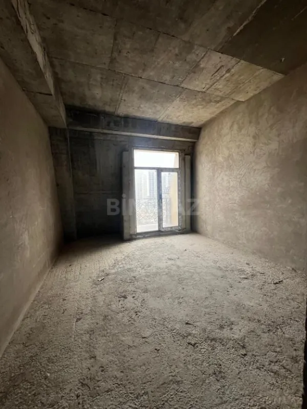 Satılır 4 otaqlı mənzil 163 m²