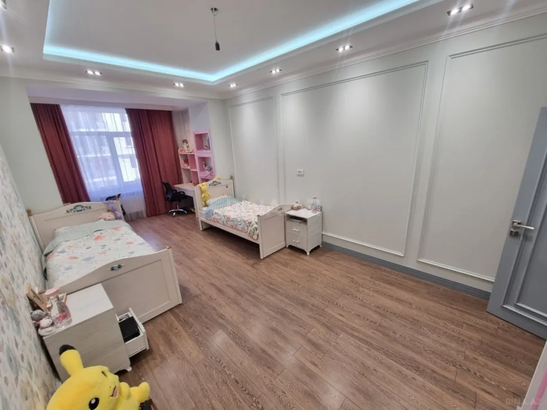 Satılır 3 otaqlı mənzil 165 m²