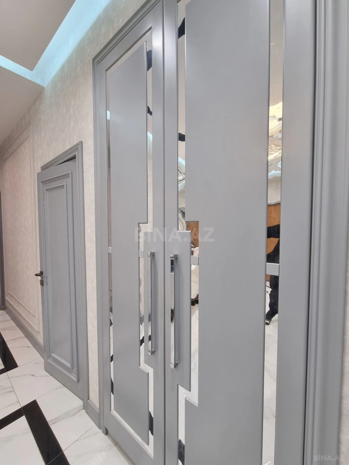 Satılır 3 otaqlı mənzil 165 m²