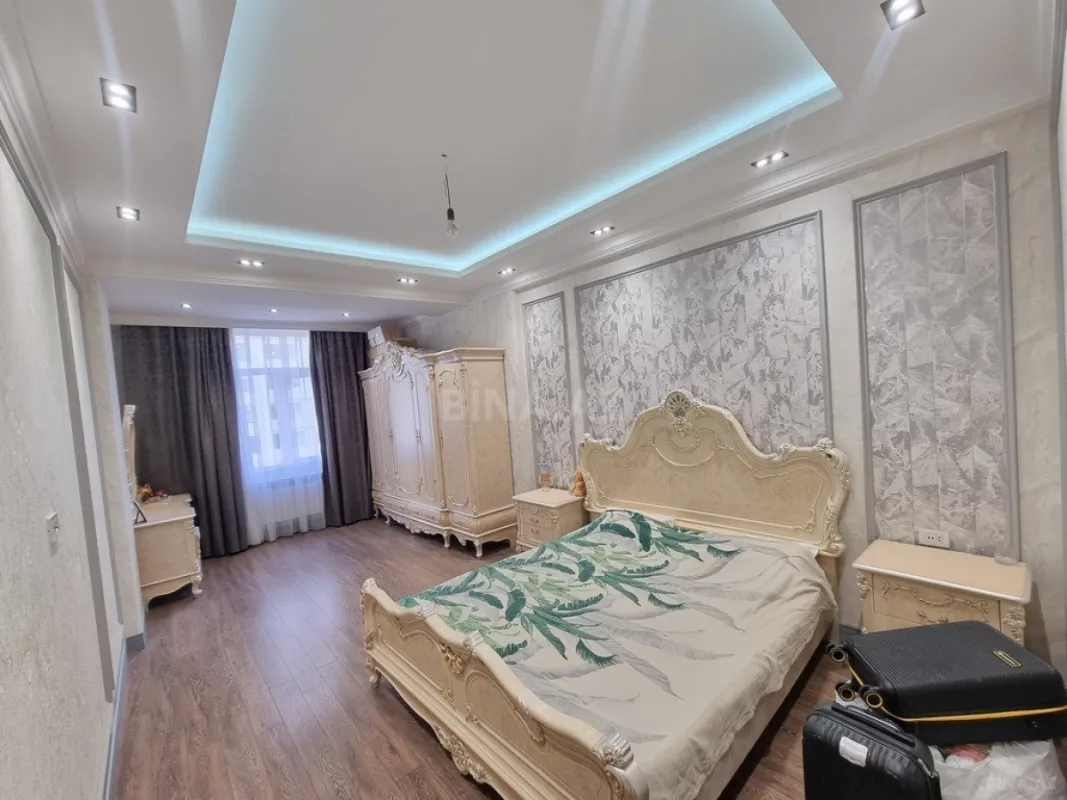 Satılır 3 otaqlı mənzil 165 m²