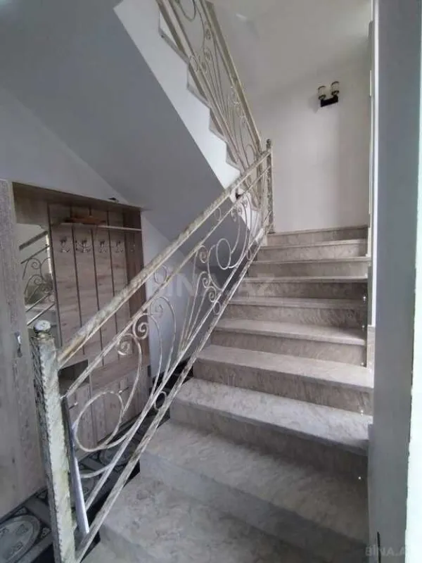 Satılır 9 otaqlı həyət evi 420 m²