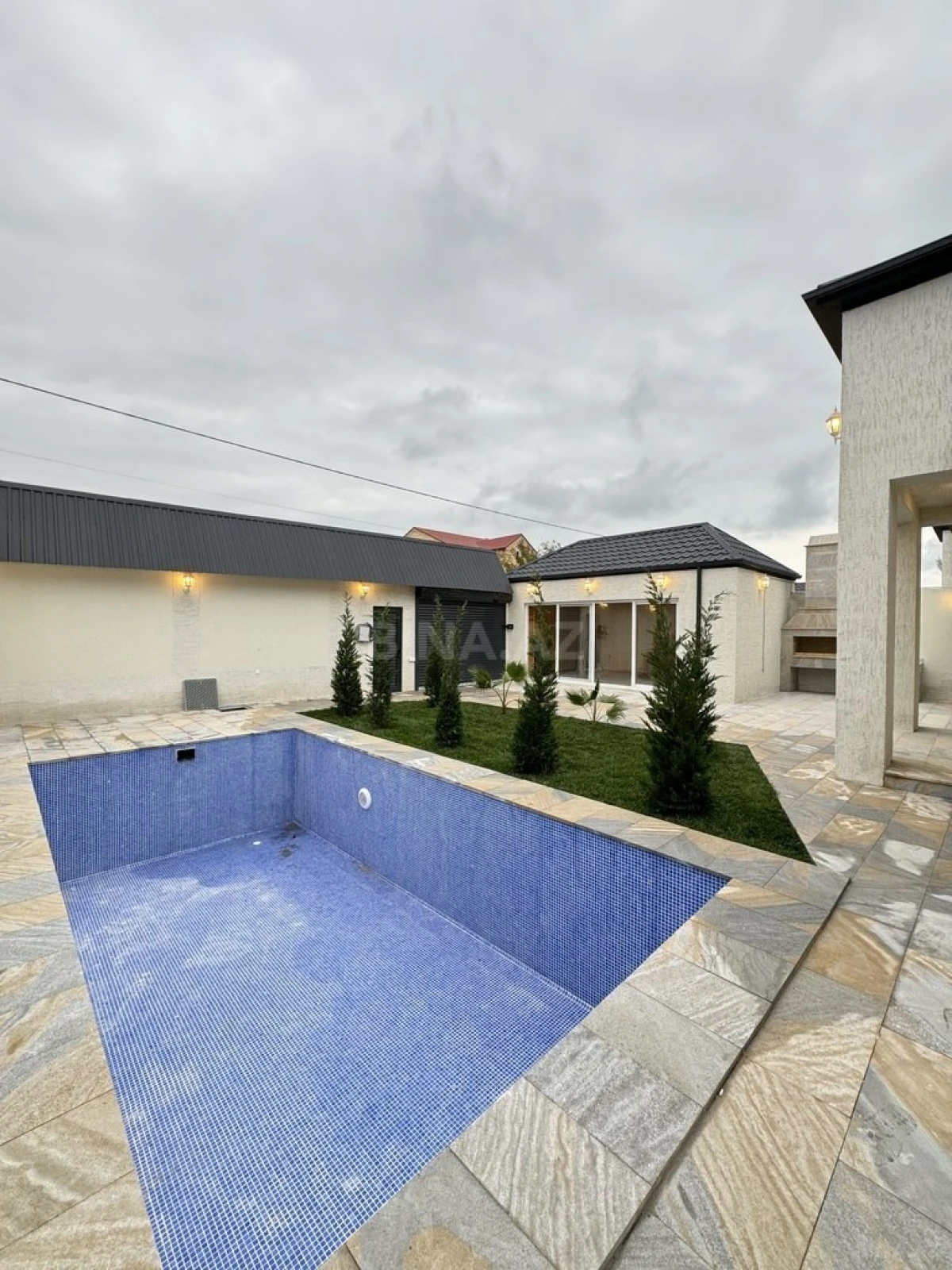 Satılır 4 otaqlı həyət evi 160 m²