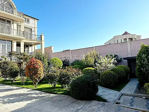 Satılır 7 otaqlı həyət evi 750 m²