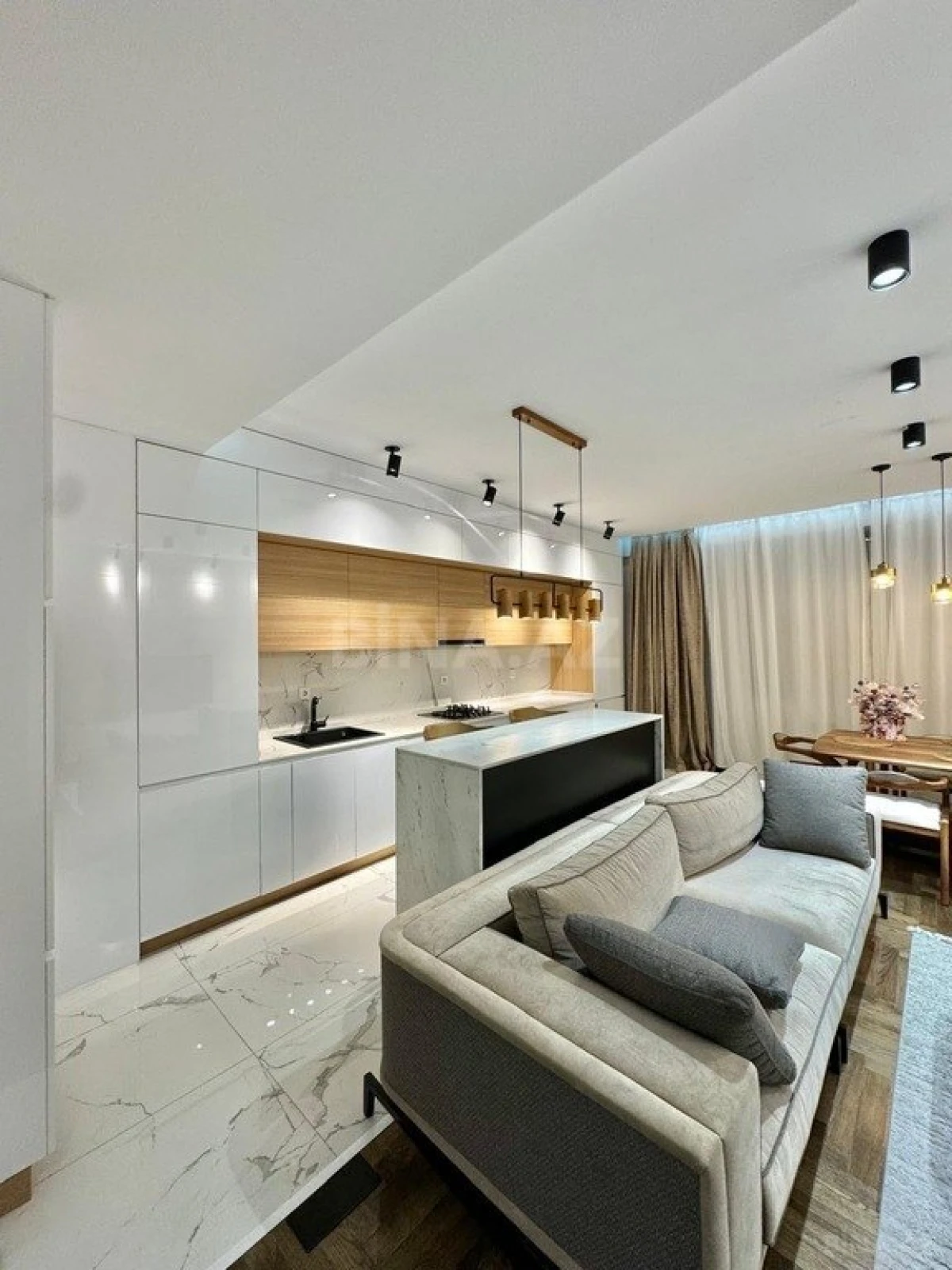 Satılır 3 otaqlı mənzil 124 m²