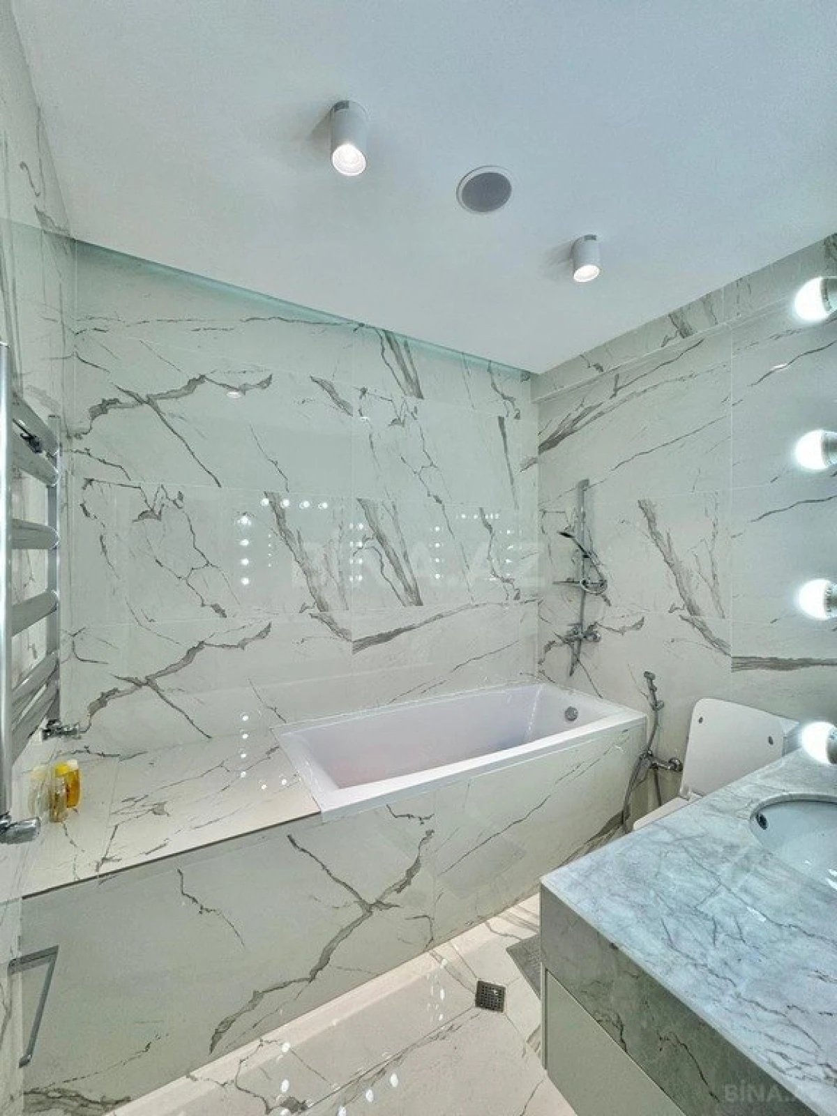 Satılır 3 otaqlı mənzil 124 m²