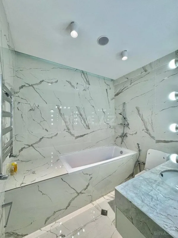 Satılır 3 otaqlı mənzil 124 m²