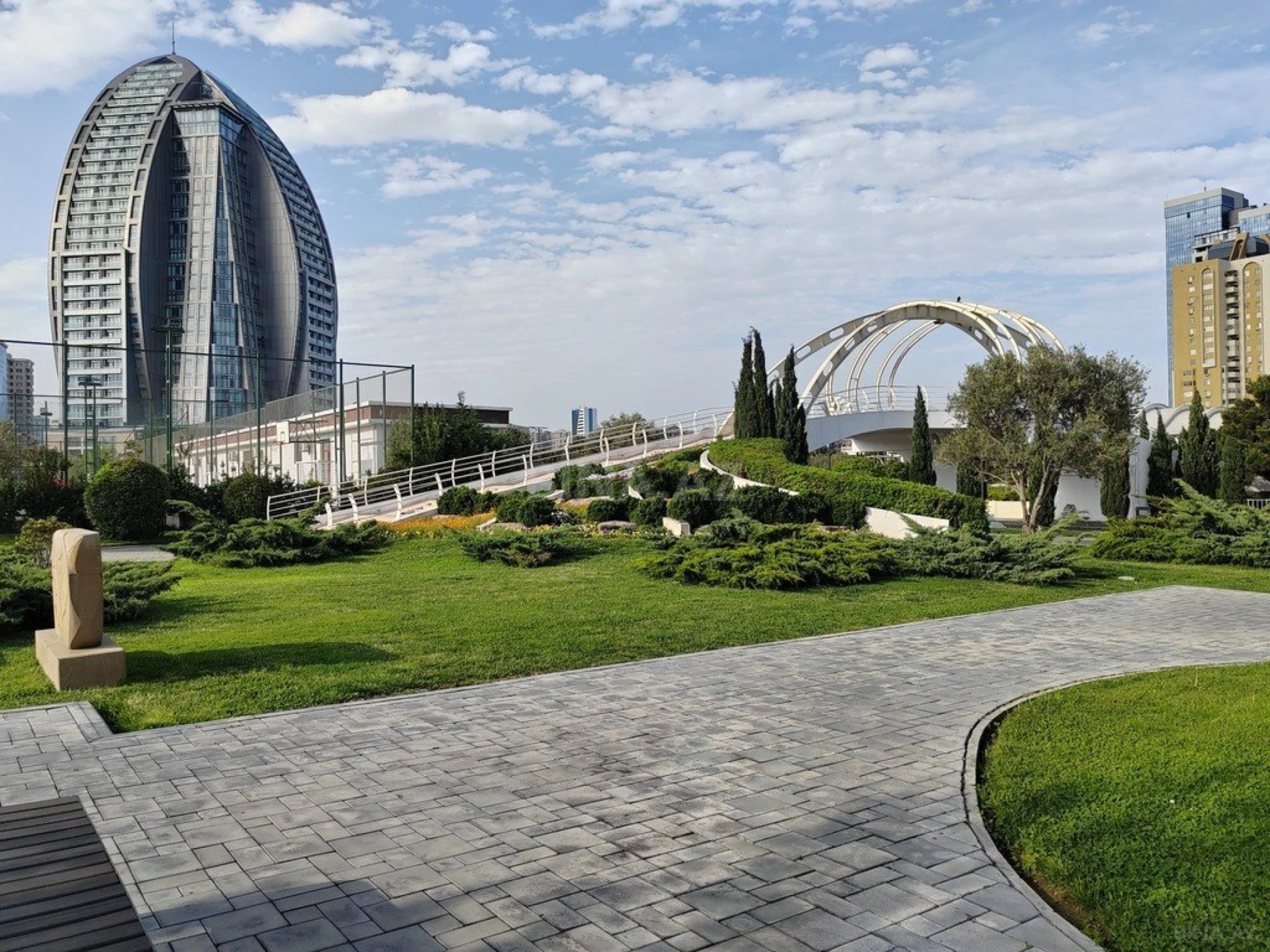 Satılır 4 otaqlı mənzil 171 m²