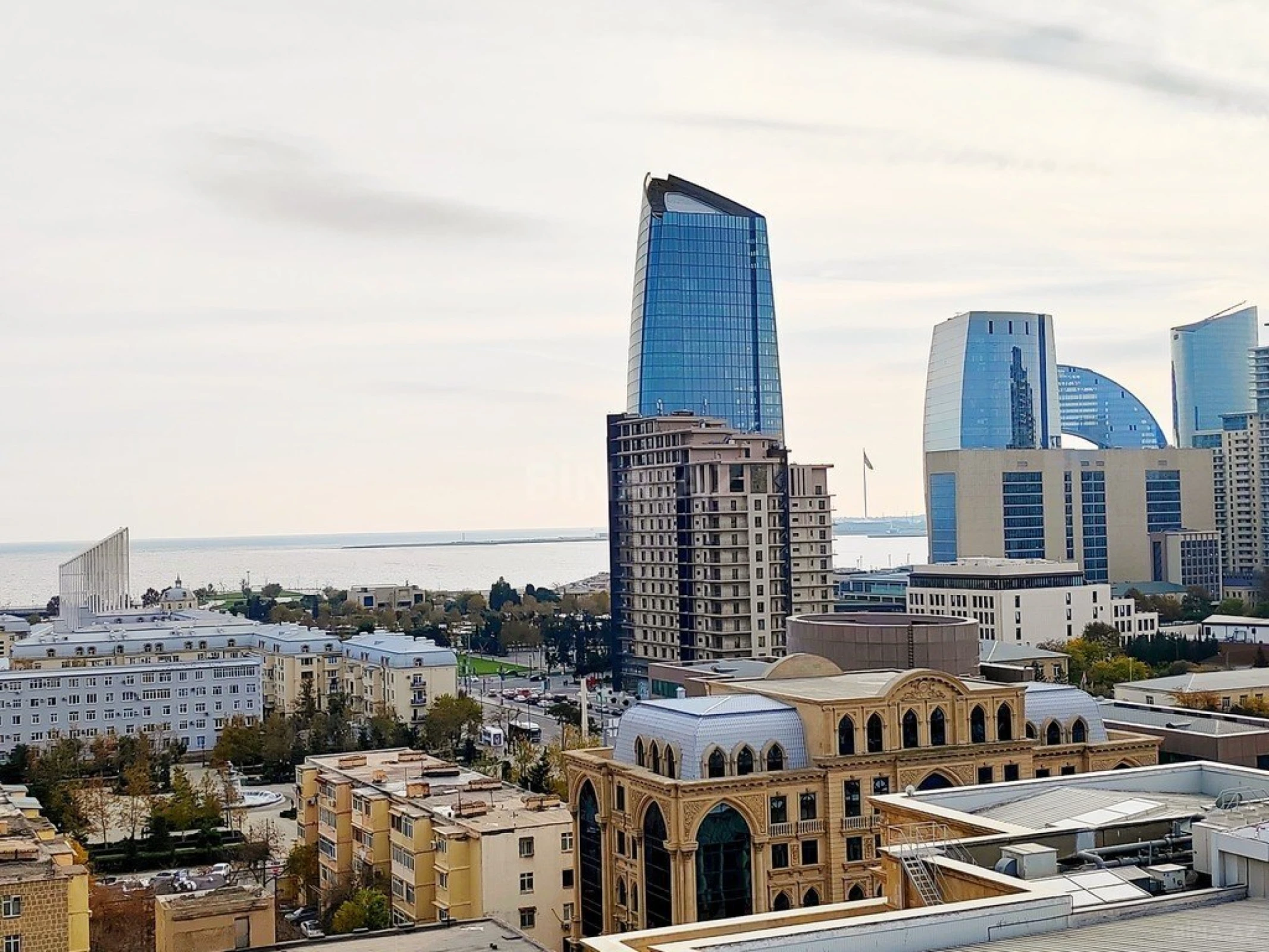 Satılır 4 otaqlı mənzil 171 m²