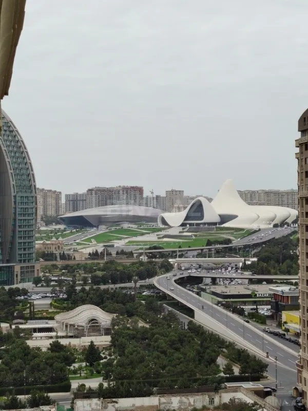 Satılır 4 otaqlı mənzil 171 m²