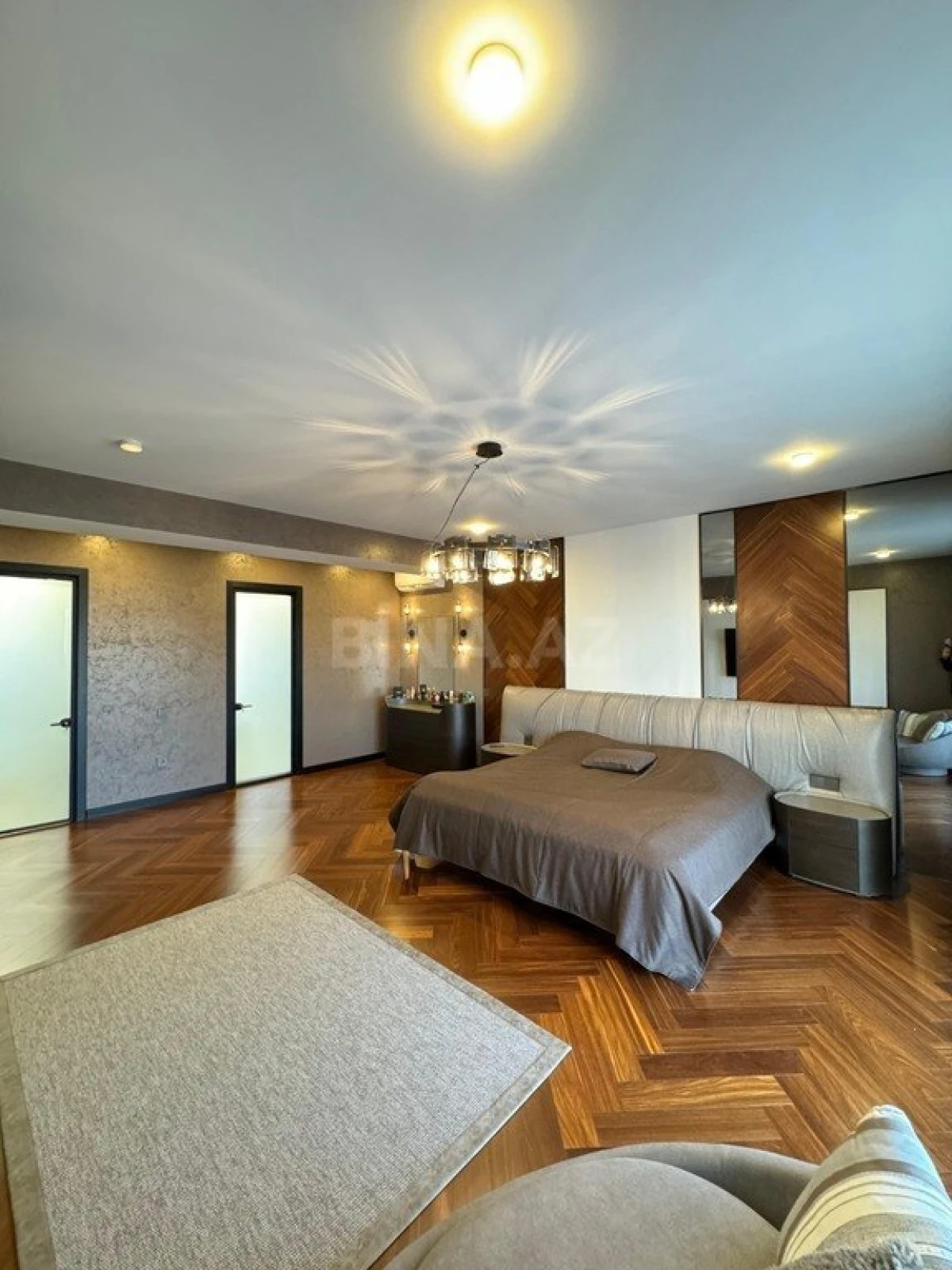 Satılır 8 otaqlı həyət evi 700 m²