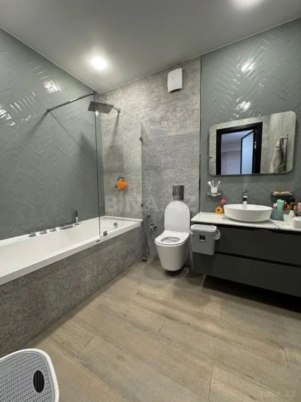 Satılır 8 otaqlı həyət evi 700 m²