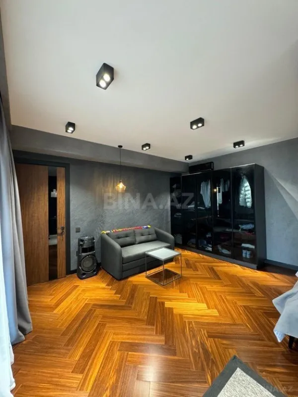 Satılır 8 otaqlı həyət evi 700 m²