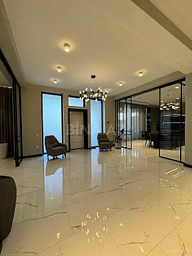 Satılır 8 otaqlı həyət evi 700 m²