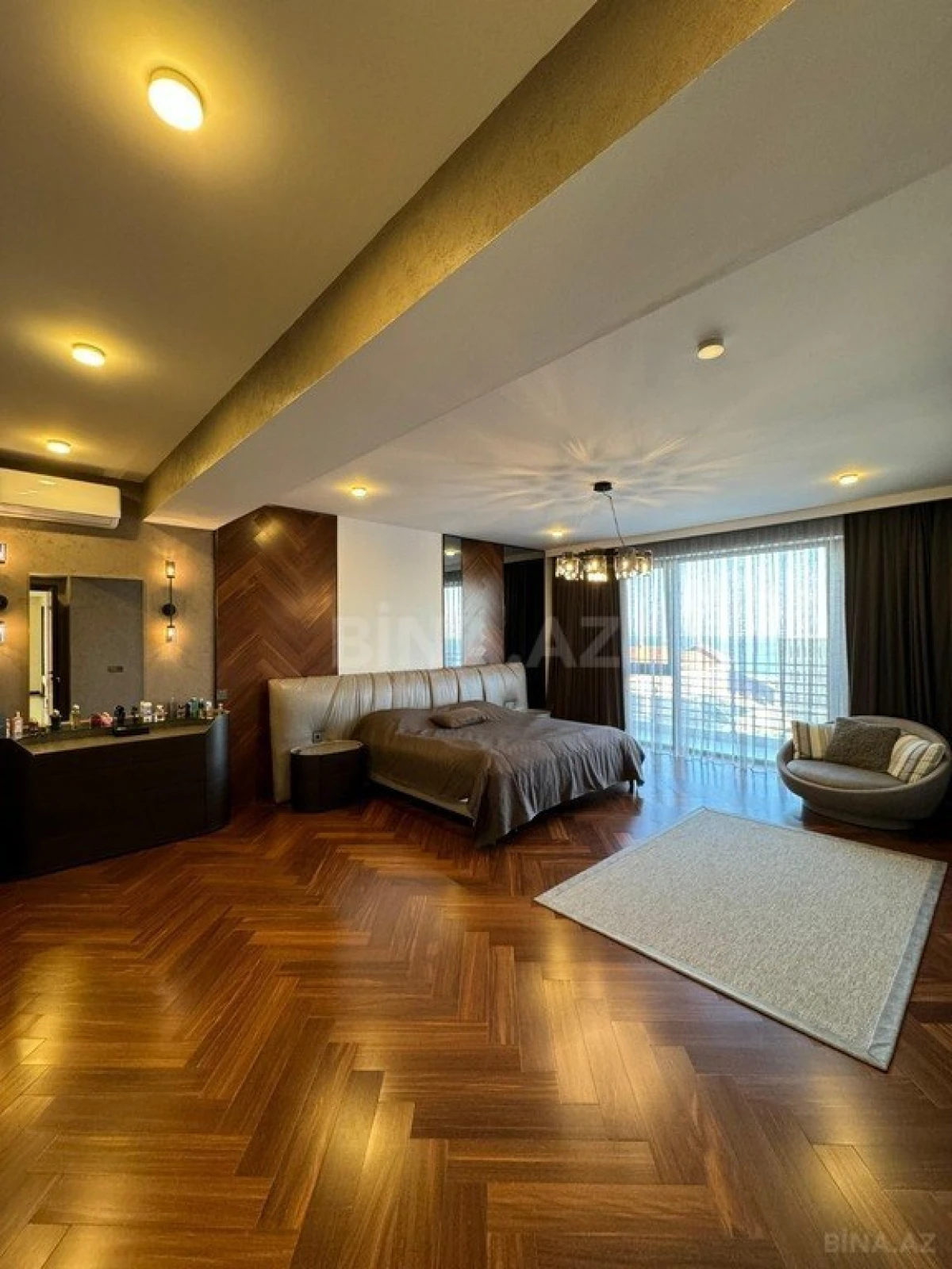 Satılır 8 otaqlı həyət evi 700 m²