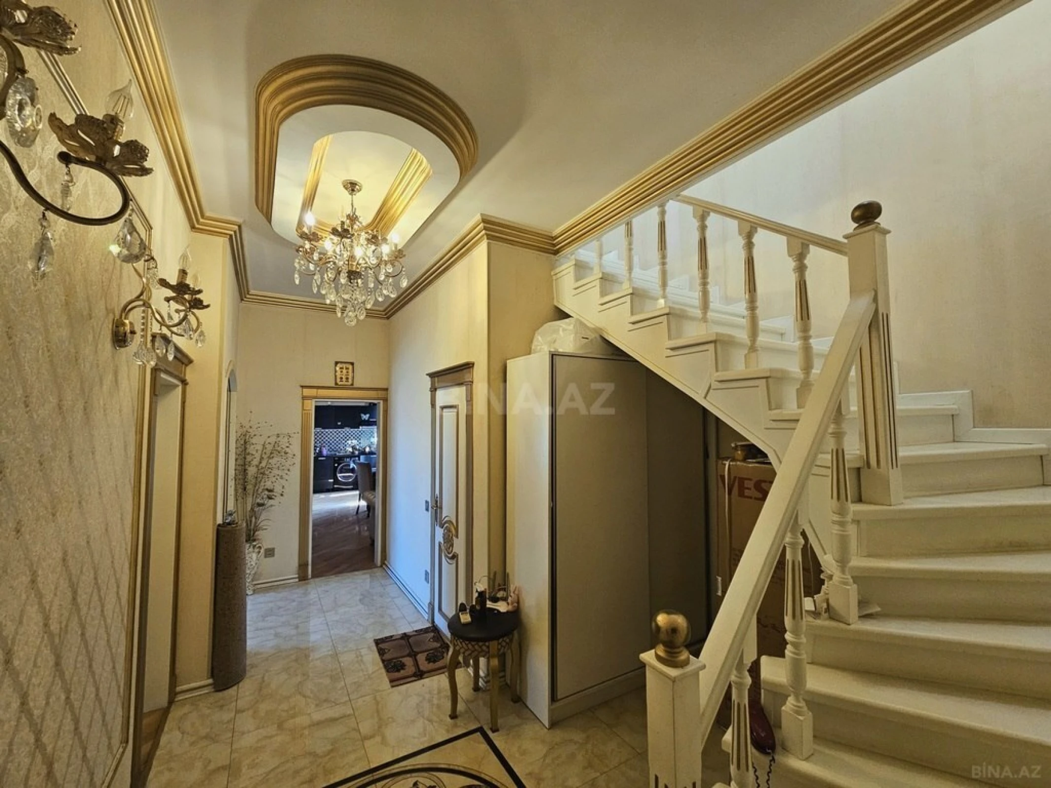 Satılır 5 otaqlı mənzil 215 m²