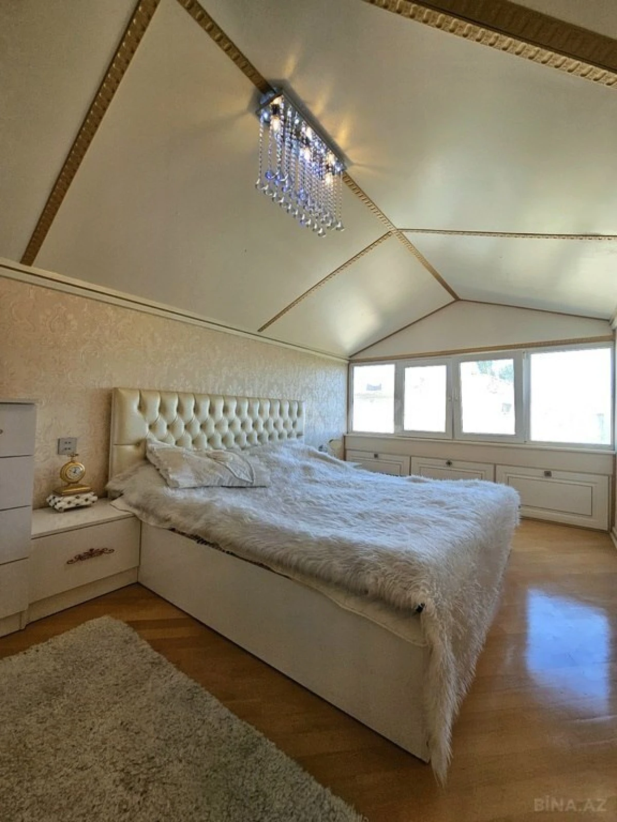 Satılır 5 otaqlı mənzil 215 m²