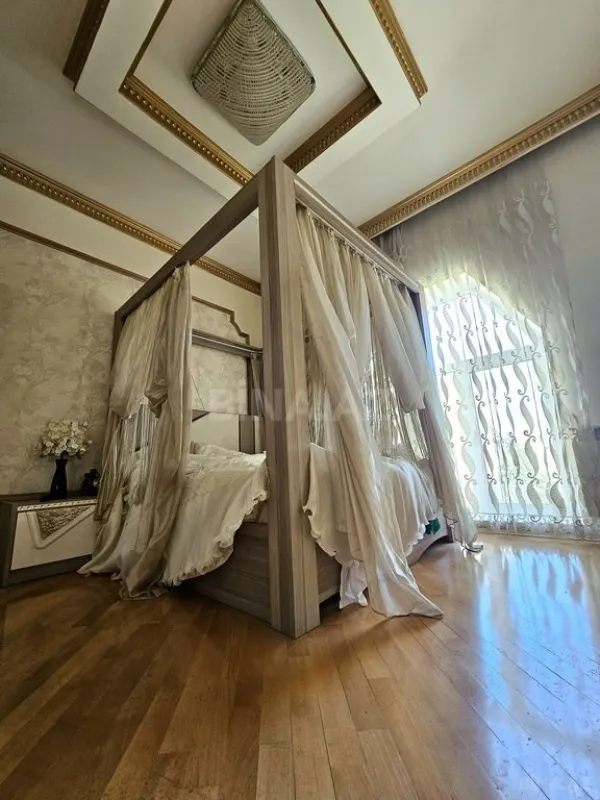 Satılır 5 otaqlı mənzil 215 m²