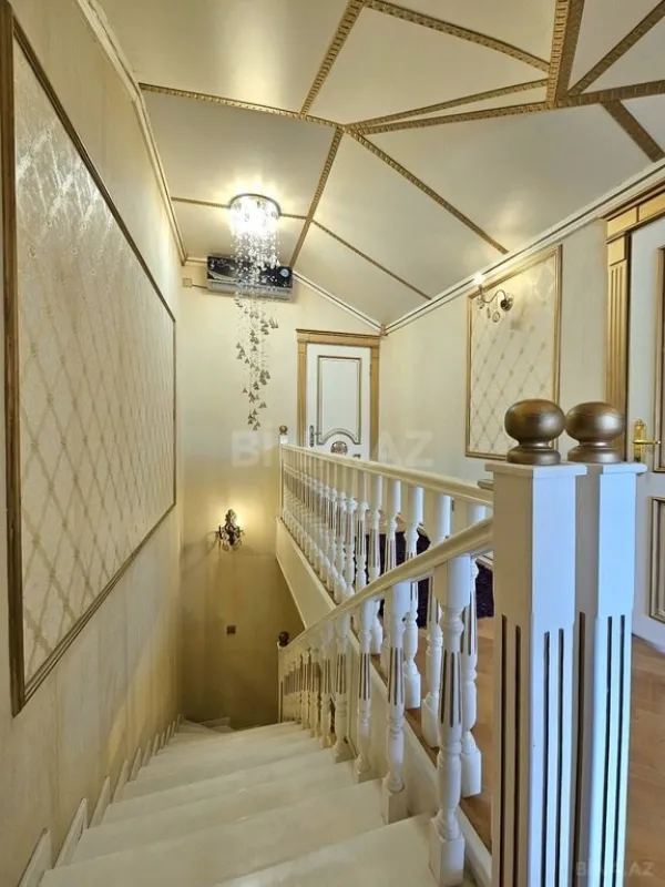 Satılır 5 otaqlı mənzil 215 m²