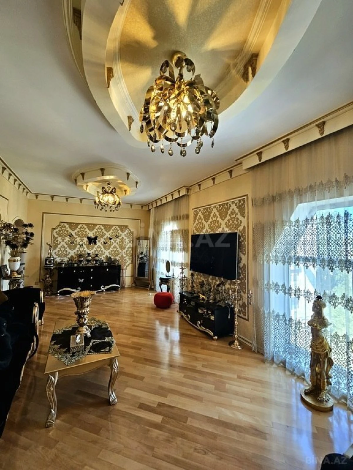 Satılır 5 otaqlı mənzil 215 m²