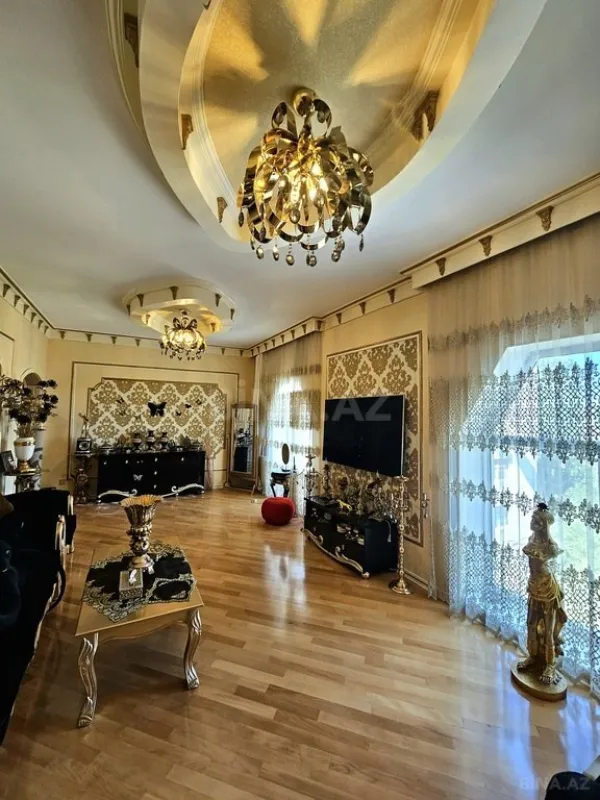 Satılır 5 otaqlı mənzil 215 m²