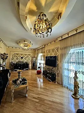 Satılır 5 otaqlı mənzil 215 m²