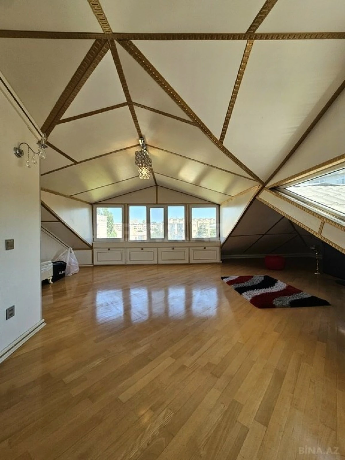 Satılır 5 otaqlı mənzil 215 m²