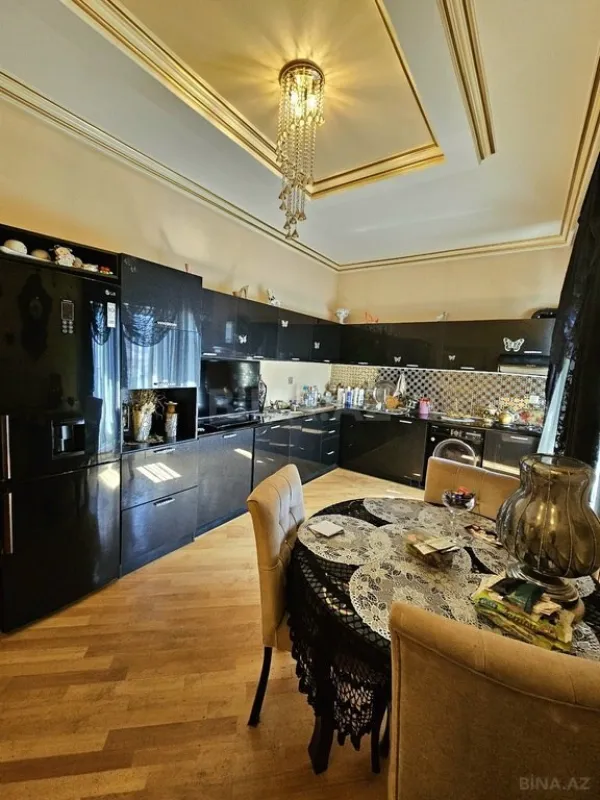 Satılır 5 otaqlı mənzil 215 m²