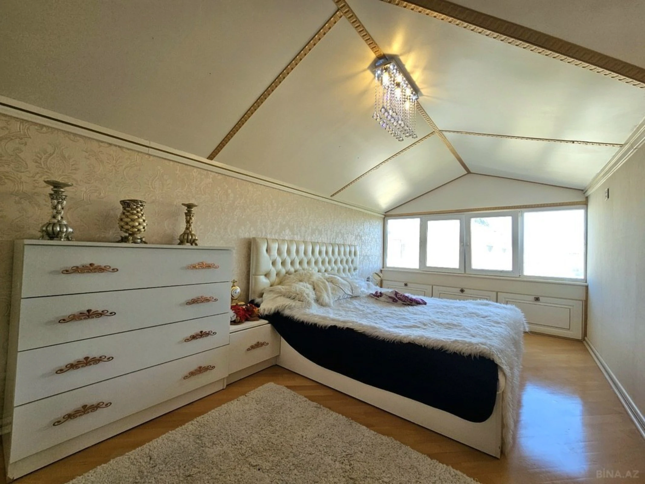 Satılır 5 otaqlı mənzil 215 m²