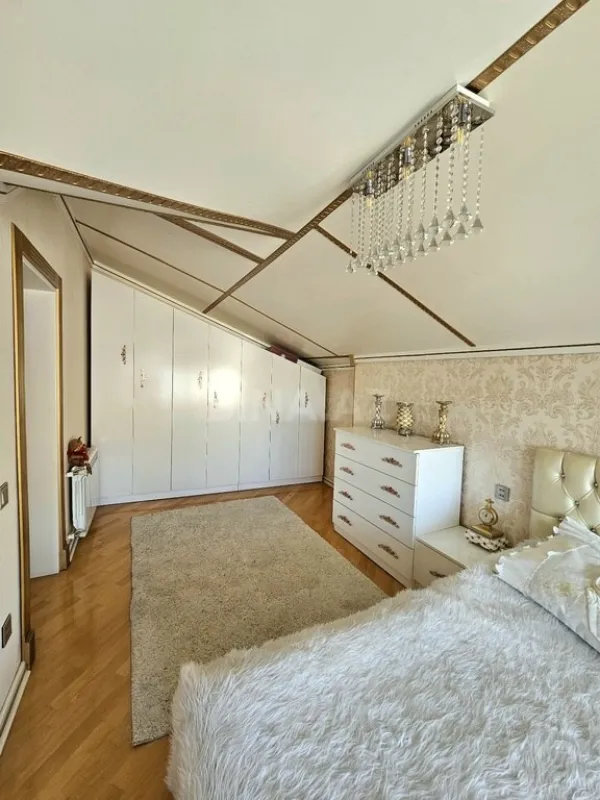 Satılır 5 otaqlı mənzil 215 m²