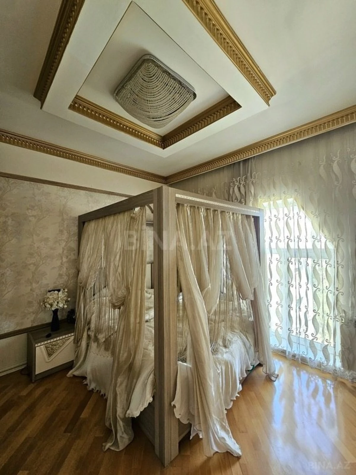 Satılır 5 otaqlı mənzil 215 m²