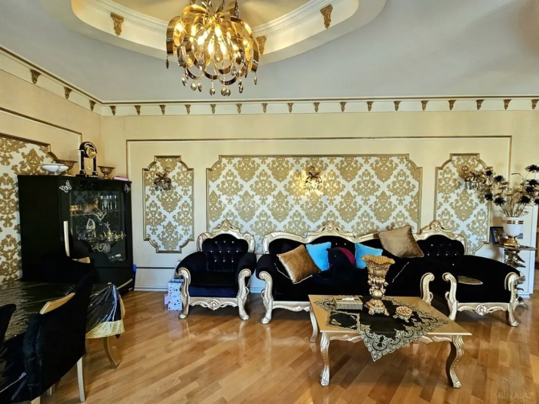 Satılır 5 otaqlı mənzil 215 m²