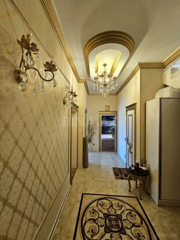 Satılır 5 otaqlı mənzil 215 m²