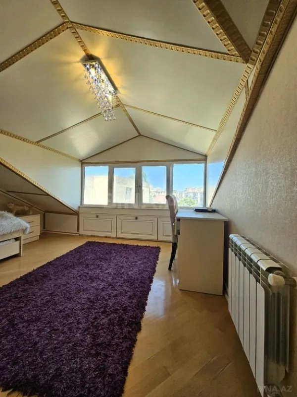 Satılır 5 otaqlı mənzil 215 m²