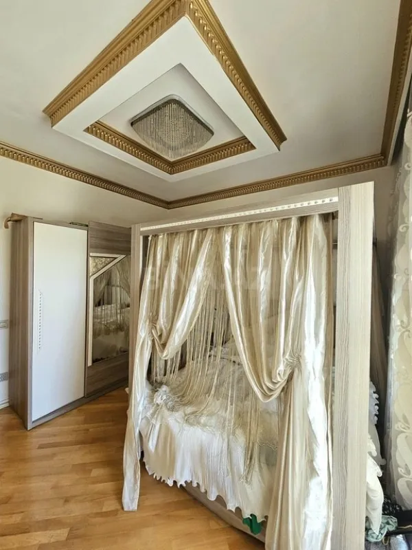 Satılır 5 otaqlı mənzil 215 m²