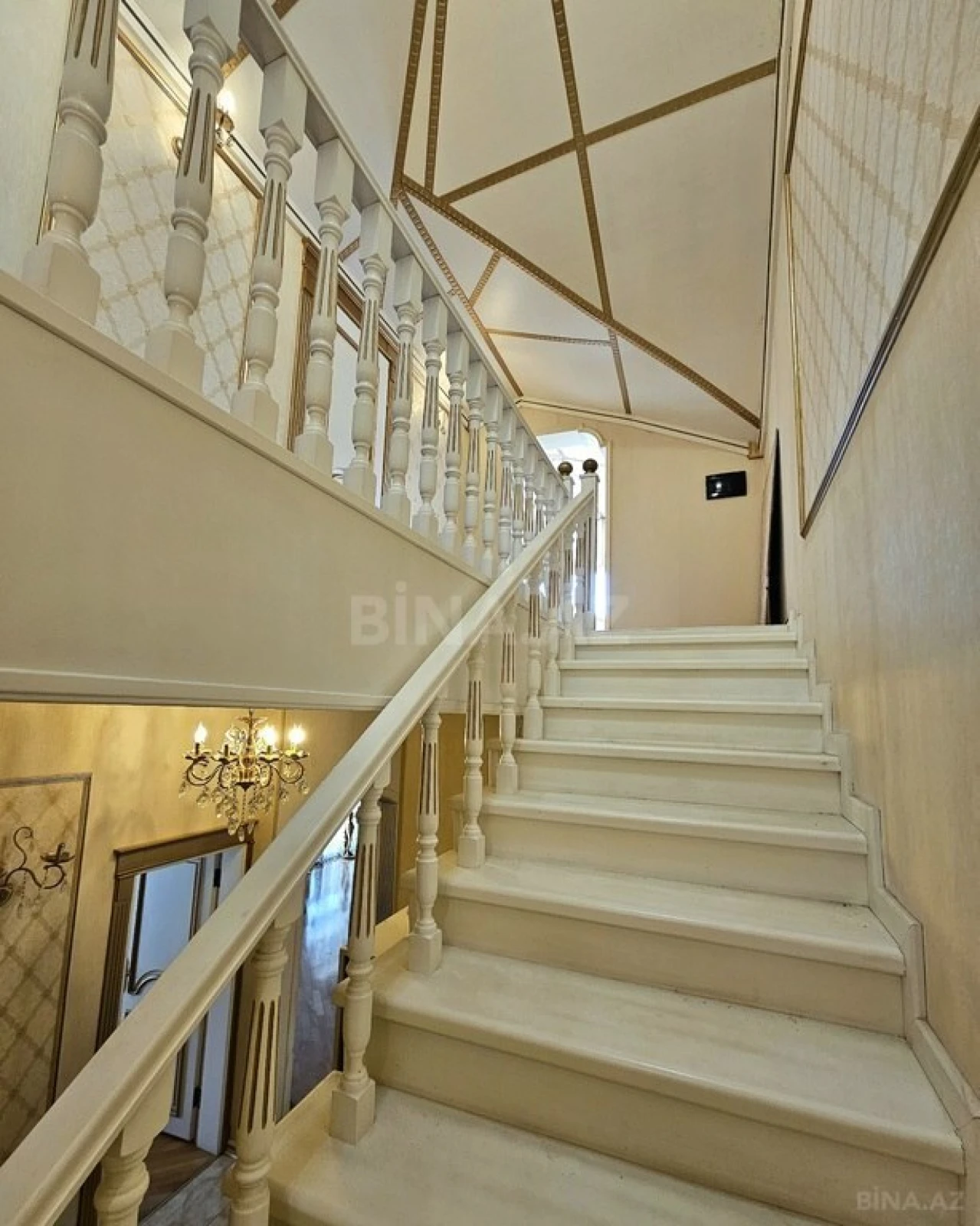 Satılır 5 otaqlı mənzil 215 m²