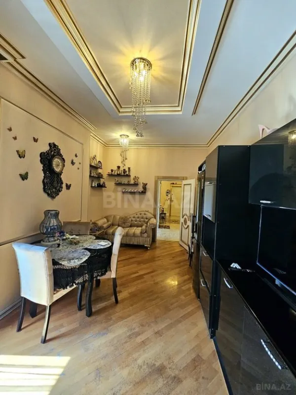 Satılır 5 otaqlı mənzil 215 m²